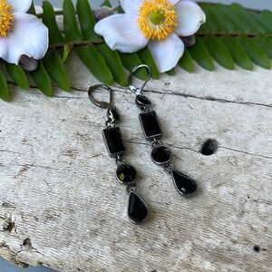 BLACK STONE DROP EARRINGS. NWOT